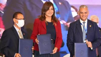 وزيرة الهجرة تصدر أول وثيقة تأمين للمصريين بالخارج بمبلغ 100.000 جنيه