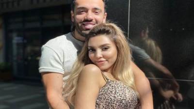 "بفكر أطلقك"..رامي جمال يحتفل بعيد ميلاد زوجته بطريقة كوميدية 