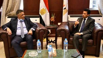 وزير الشباب يلتقي وزيرالسكن الجزائري لاطلاعه علي التجربة المصرية في مجال المنشآت