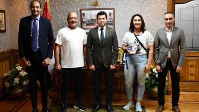 وزير الشباب والرياضة يستقبل سمر حمزة بعد حصولها على برونزية العالم للمصارعة