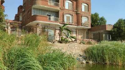 إزالة مبنى مخالف من خمسة أدوار يقع على النيل مباشرة بحلوان