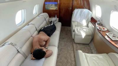 بعد وصلة رقص منهكة مع المضيفات.. محمد رمضان "نايم في الخط"