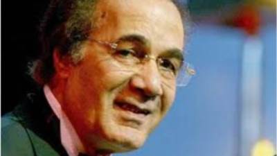 في الذكرى الأولى لرحيله..عمرو محمود ياسين لوالده: مازلت أستقوي بك وأعيش بسيرتك