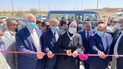 وزراء الزراعة والتموين والتنمية والتجارة ومحافظ الوادي يتفقدون مشروع إنتاج الحرير الطبيعي