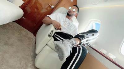 محمد رمضان واضعًا حذاءه في وجه الجمهور.. "أنا دلوقت مرتاح أكتر"