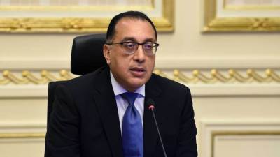 رئيس الوزراء يستعرض ووزير المالية دليل أصحاب المشروعات المتوسطة والصغيرة ومتناهية الصغر