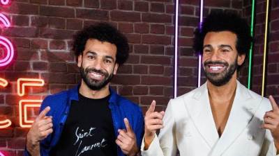 شاهد..صور اللاعب محمد صلاح بجانب تمثاله الشمعي في متحف "مدام توسو"