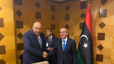 وزير الخارجية يُجري لقاءات مع رئيس المجلس الرئاسي الليبي ونائبيه