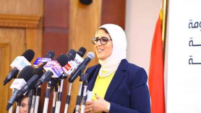وزيرة الصحة: استقبال مليون و 398 ألفًا من لقاح «فايزر» بمطار القاهرة
