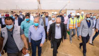 وزير النقل يتفقد مواقع العمل بمشروع تطوير ميناء العين السخنة