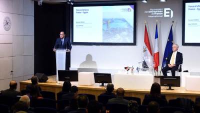 رئيس الوزراء يلتقي وفداً من ممثلي الجامعة الفرنسية بمصر