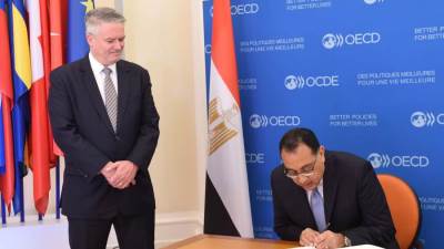 رئيس الوزراء يصل مقر "منظمة التعاون الاقتصادي والتنمية" ويوقع في "الكتاب الذهبي"