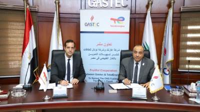 برتوكول تعاون بين غازتك وتوتال لإنشاء محطات جديدة لتموين السيارات بالغاز الطبيعى