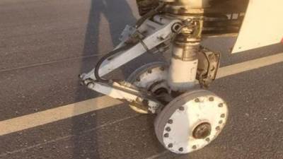 انفجار إطارات عجلة الطائرة أثناء هبوطها بمطار المدينة المنورة بالمملكة العربية السعودية