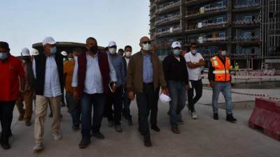 وزير الإسكان يتجول بمنطقة الأبراج الشاطئية والمشروعات السكنية المتنوعة بمدينة العلمين الجديدة