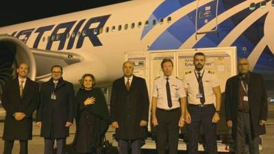 السفير المصري في بودابست يشهد شحن 250 ألف جرعة لقاح استرازينكا هدية من المجر لمصر