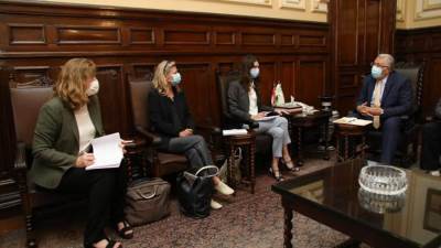 وزير الزراعة يبحث مع المستشار الزراعي الإقليمي لفرنسا سبل التعاون في الحجر الزراعي وتبادل السلع