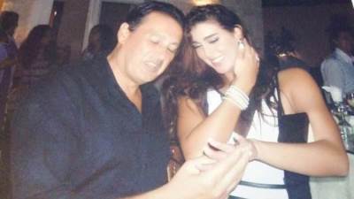 بصور من خطوبتها الأولى... والد ياسمين صبري يكذب تصريحاتها عن علاقتهم 