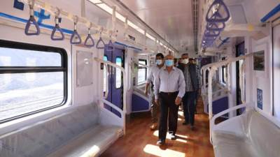 "الوزير" يتفقد قطار LRT ويعلن وصول 6 قطارات من إجمالي 22 قطارًا