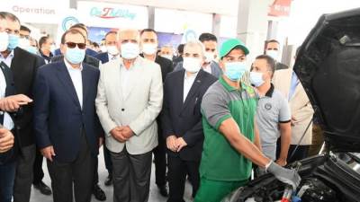 وزير البترول يجري جولة تفقدية لمشروعات السويس بصحبة "صقر"