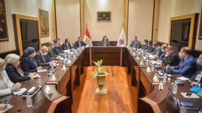 وزير التعليم العالي والقائم بعمل وزير الصحة يجتمع بقيادات وزارة الصحة والسكان