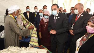 رئيس الوزراء يتفقد المعرض الرسمي ليوم المدن العالمي 2021 بالأقصر