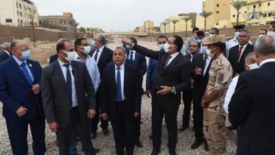 رئيس الوزراء يتفقد منطقة اعمال الحفائر والاكتشافات الاثرية بطريق الكباش