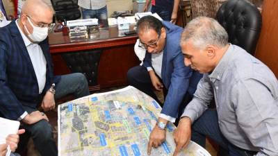 وزير الإسكان يعقد اجتماعا لمتابعة الموقف التنفيذى لمشروعات الطرق والمحاور