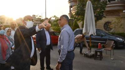 وزير الإسكان يقوم بجولة لتفقد سير العمل بمشروعات الطرق والمحاور الجارى تنفيذها