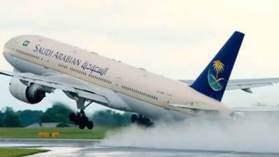 طائرة سعودية تصطدم بونش في مطار القاهرة