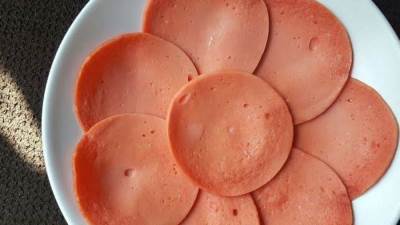 ضبط كميات كبيرة من اللانشون والجبن غير صالحة للاستهلاك الآدمى