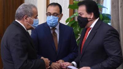 الصحة: الإعلان خلال ساعات عن بدء تطعيم الفئة العمرية من(15-18)سنة بلقاح "فايزر"