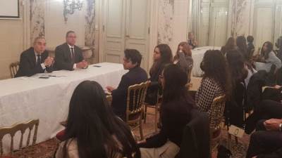 سفير مصر في باريس يلتقى مع الطلبة المصريين في فرنسا