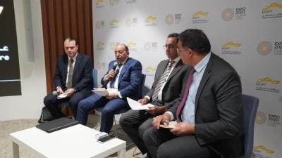 وزير التنمية المحلية يشارك بجلسة "التنمية والاستثمار في صعيد مصر" بالجناح المصرى