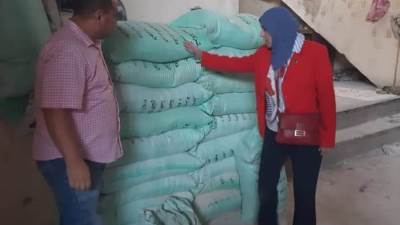 ضبط مخزن به كمية من الدقيق المدعم قبل بيعه في السوق السوداء