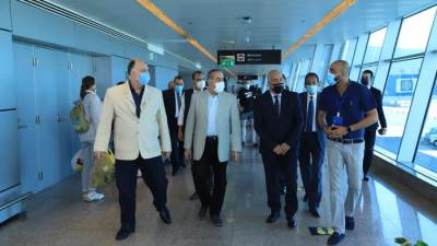 وزير الطيران المدنى في جولة تفقدية بمطار الغردقة الدولي ويتسلم شهادة الأيزو