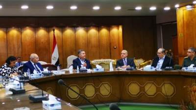 وزير قطاع الأعمال العام يستعرض موقف تنفيذ الإنشاء والتطوير لمصانع الغزل والنسيج