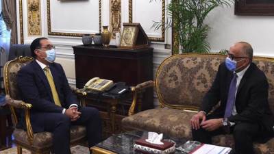 رئيس الوزراء يستعرض مع محافظ البنك المركزي ملفات العمل المشتركة