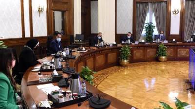 رئيس الوزراء يستعرض عدداً من مقترحات توطين الصناعات المغذية ومستلزمات الإنتاج