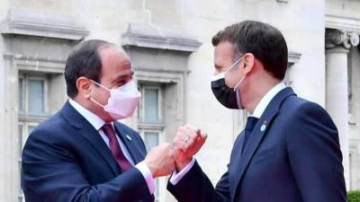 السيسي يتباحث مع الرئيس الفرنسي بشأن المؤتمر الدولي حول ليبيا