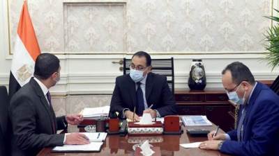 رئيس الوزراء يتابع مع رئيس هيئة الاستثمار موقف عدد من المشروعات