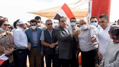 رئيس الوزراء يتفقد مجمع كليات جامعة الوادي الجديد