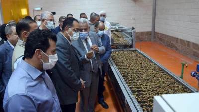 رئيس الوزراء يتفقد مجمع تمور الوادي الجديد
