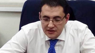 حذف صورة خالد مجاهد من صفحة وزارة الصحة وتبادل التهاني بين الإعلاميين