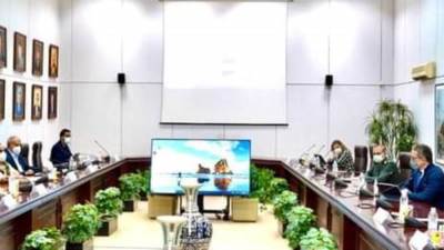 وزير السياحة يجتمع بمساعديه لبحث المواقف التنفيذية لتطوير المناطق الأثرية