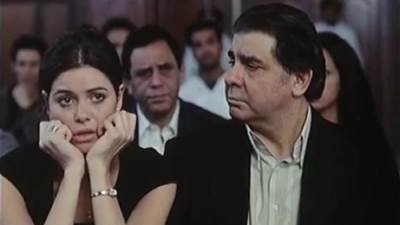 شاهد.. بالملابس البيضاء يسرا اللوزي تلقي النظرة الأخيرة علي والدها قبل دفنه