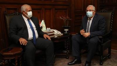 وزير الزراعة يبحث مع محافظ الوادى الجديد سبل دفع مشروعات الحرير
