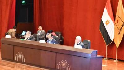 "عبد الغفار" يستعرض تقريرًا حول اجتماع المجلس الأعلى لشئون خدمة المجتمع والتنمية