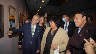 وزيرة الثقافة تتفقد معرض حابي الحياة لحسين نوح بالأوبرا