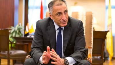 طارق عامر يوجه البنوك بزيادة تمويل عمليات تشغيل الشركات والمصانع الصغيرة والمتوسطة